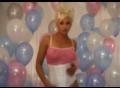 Jo Guest belle blonde en panthere rose se met nue et se caresse 
